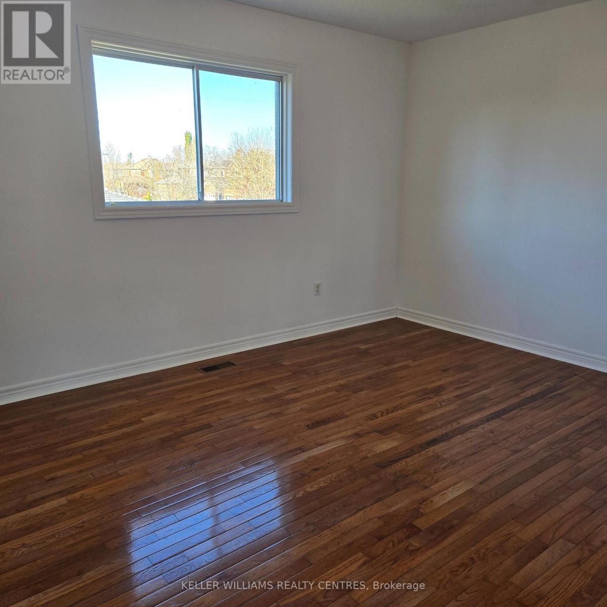 17 Iveagh Drive, Georgina, Ontario  L4P 3X1 - Photo 9 - N12562548