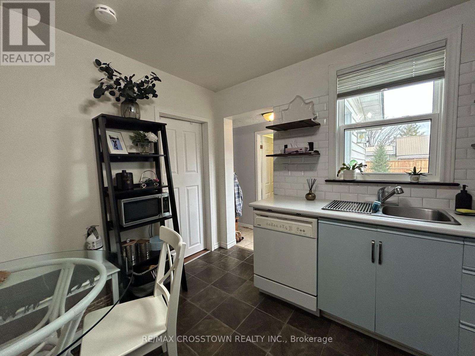 661 Fourth Avenue, Tay, Ontario  L0K 1R0 - Photo 8 - S12562478