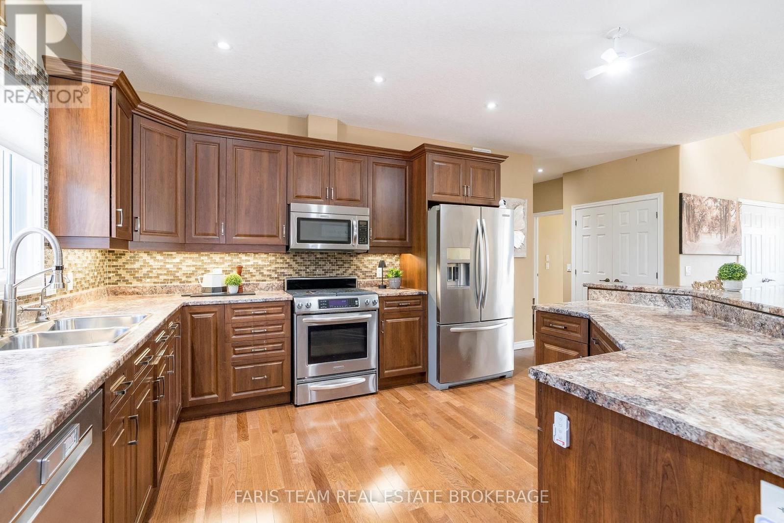 2 Grew Crescent, Penetanguishene, Ontario  L9M 0A4 - Photo 6 - S12562482