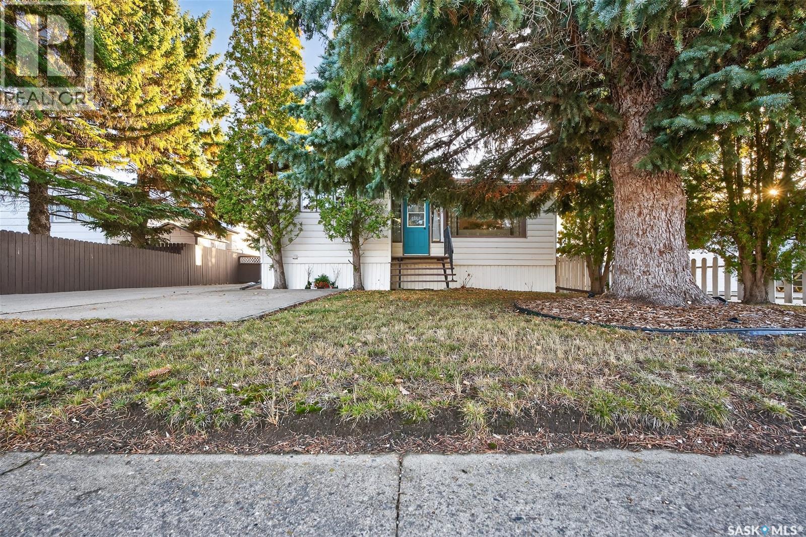 1005 Vaughan Street, Moose Jaw, Saskatchewan  S6H 5P1 - Photo 2 - SK024225