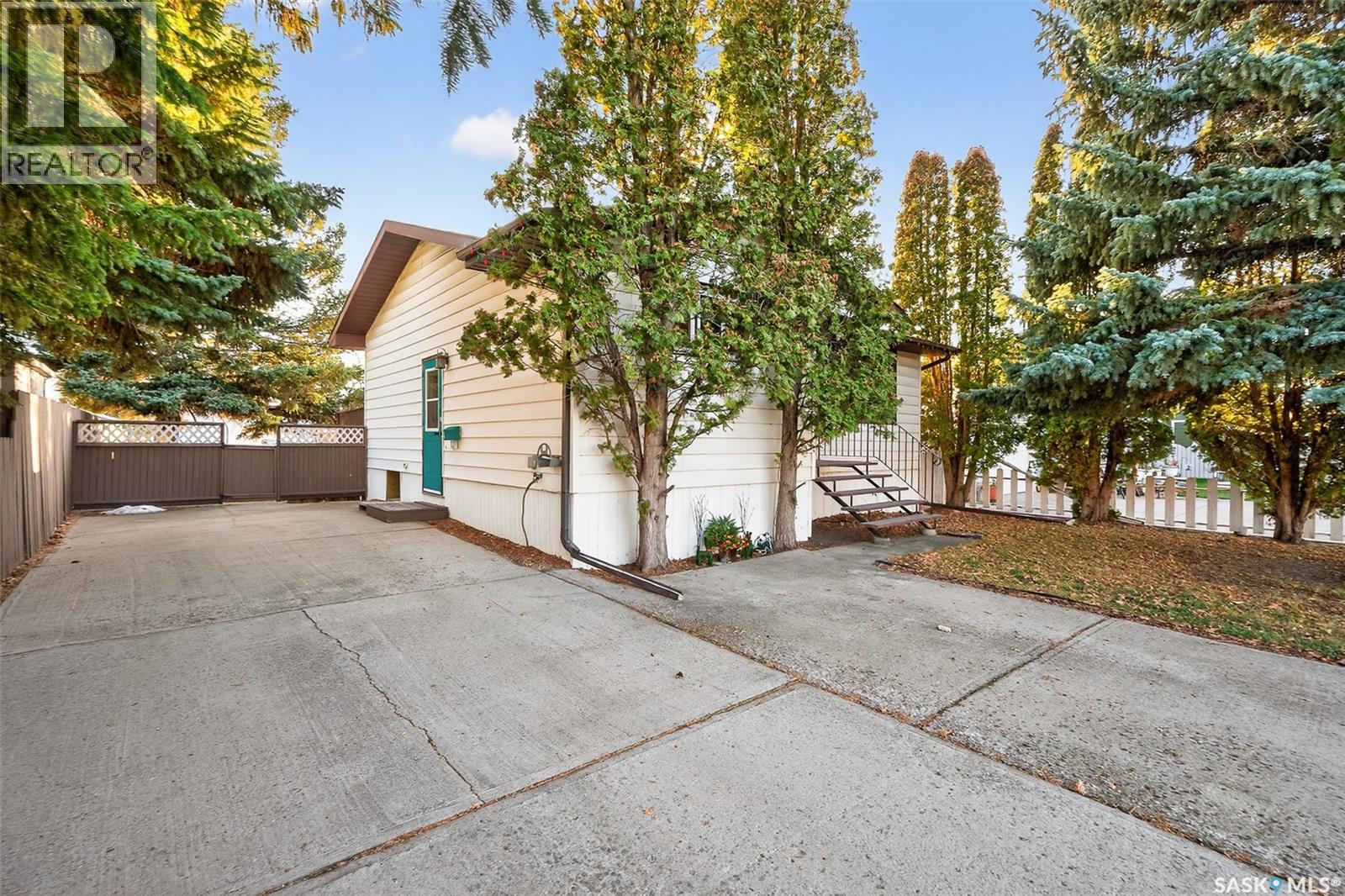 1005 Vaughan Street, Moose Jaw, Saskatchewan  S6H 5P1 - Photo 3 - SK024225