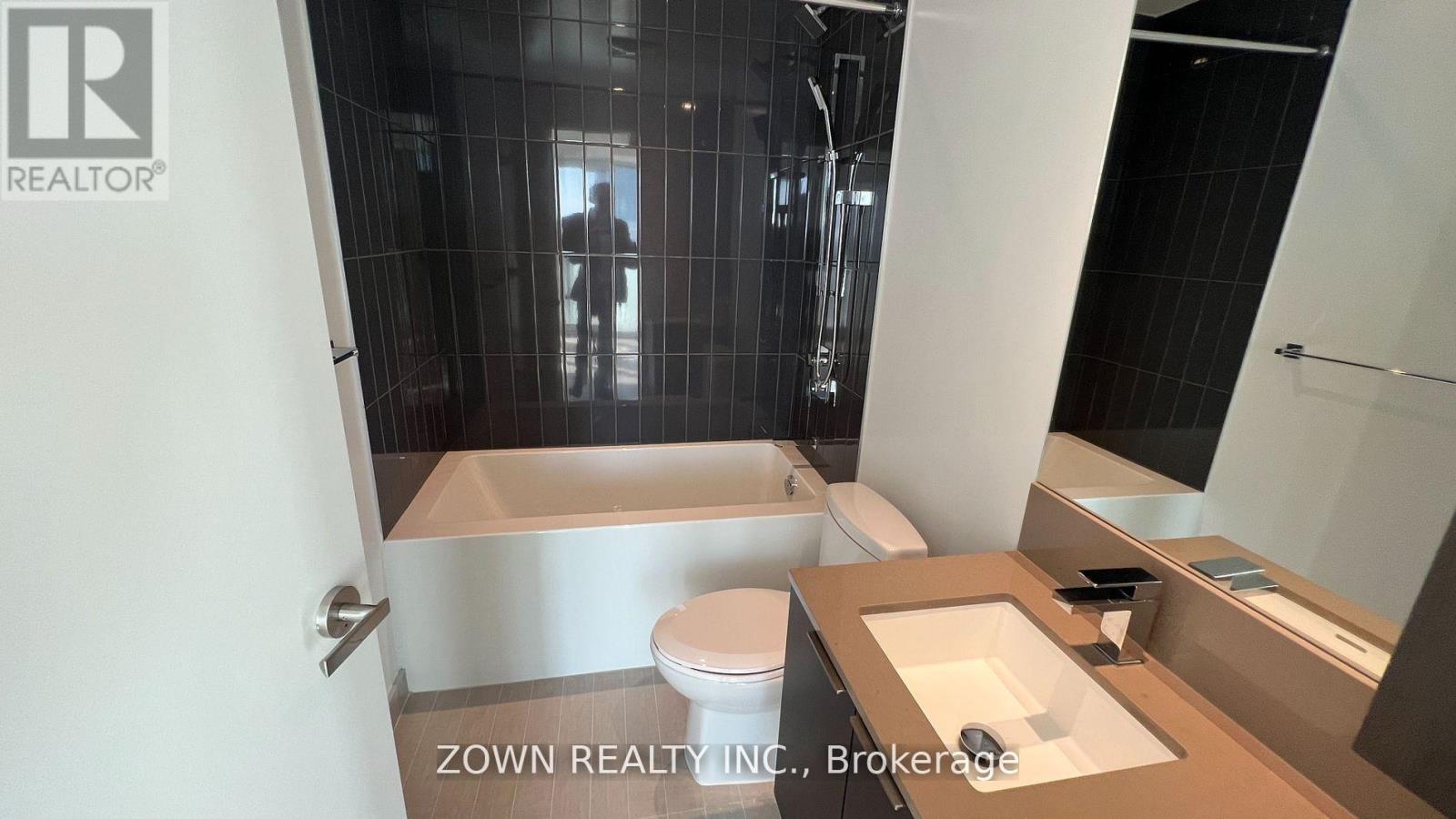 1506 - 3900 Confederation Parkway, Mississauga, Ontario  L5B 0M3 - Photo 17 - W12562452