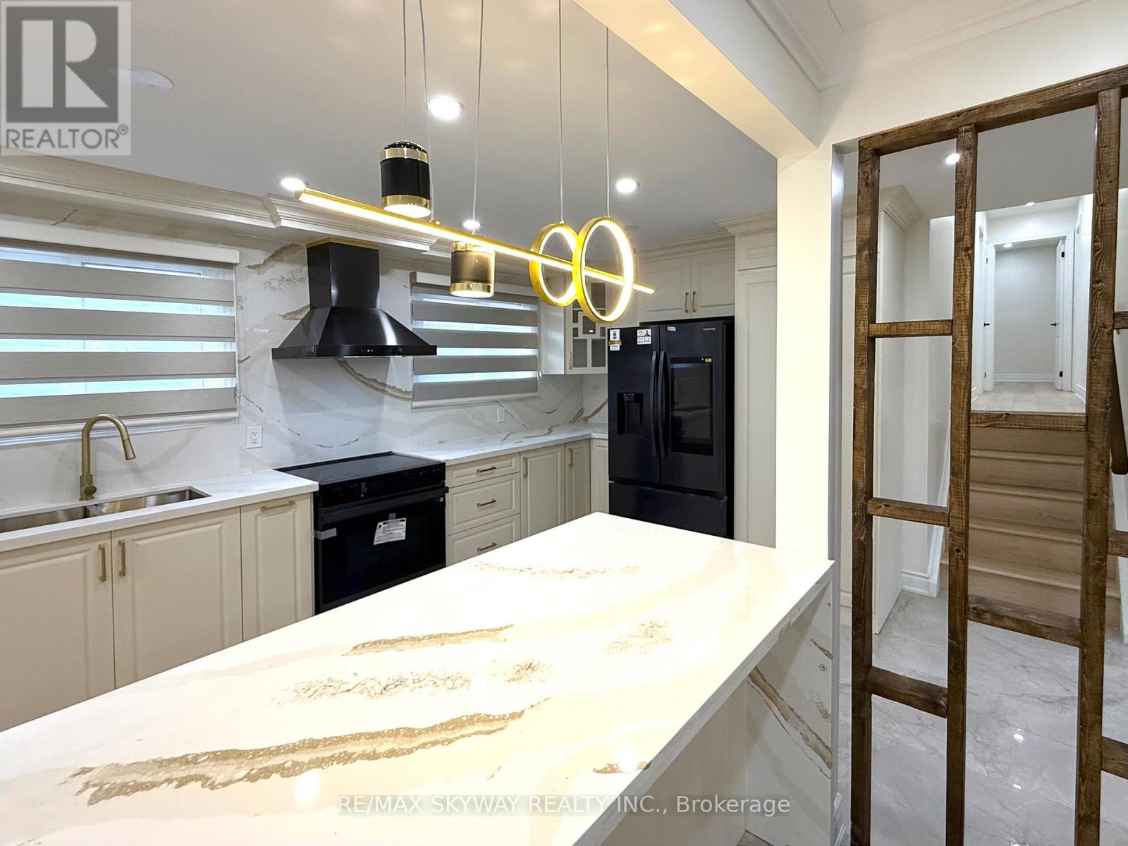 7461 Netherwood Road, Mississauga, Ontario  L4T 2N7 - Photo 10 - W12562516