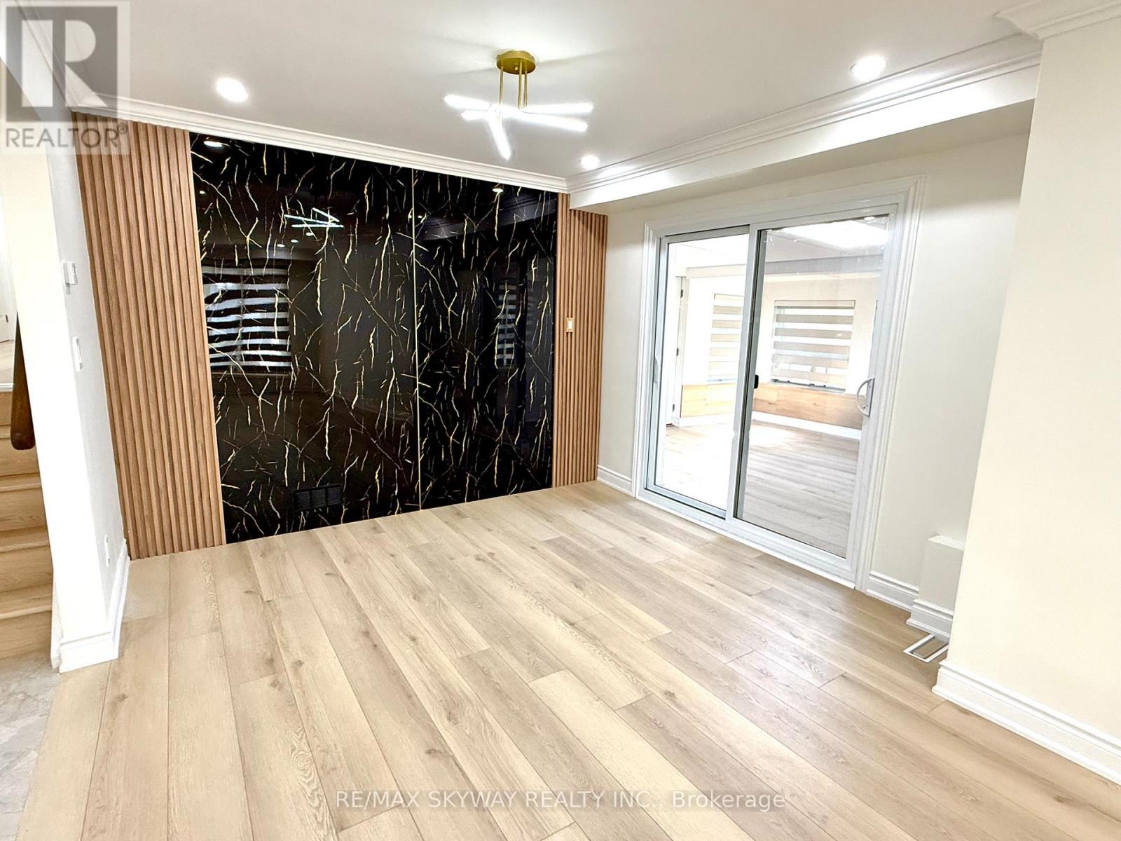 7461 Netherwood Road, Mississauga, Ontario  L4T 2N7 - Photo 13 - W12562516