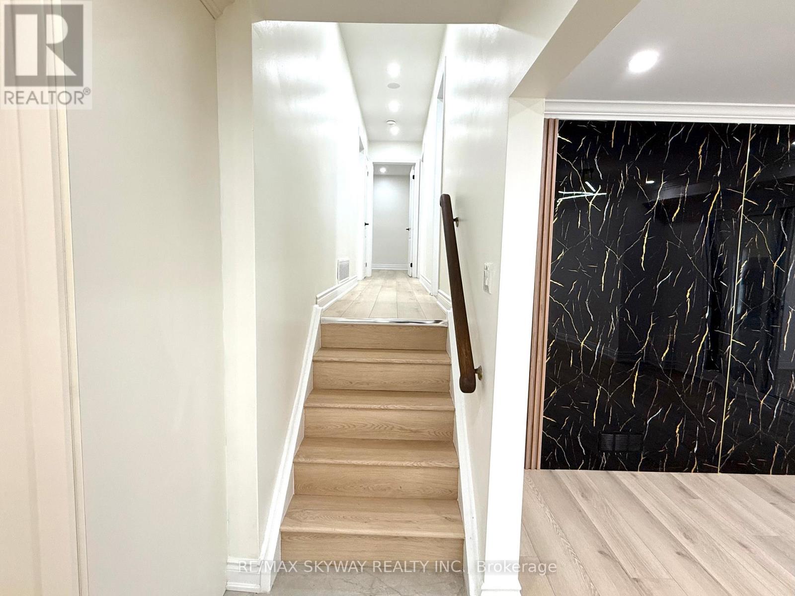 7461 Netherwood Road, Mississauga, Ontario  L4T 2N7 - Photo 17 - W12562516