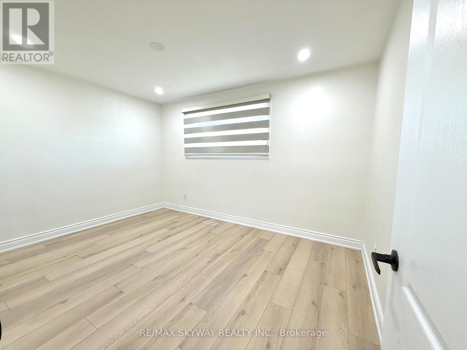 7461 Netherwood Road, Mississauga, Ontario  L4T 2N7 - Photo 22 - W12562516