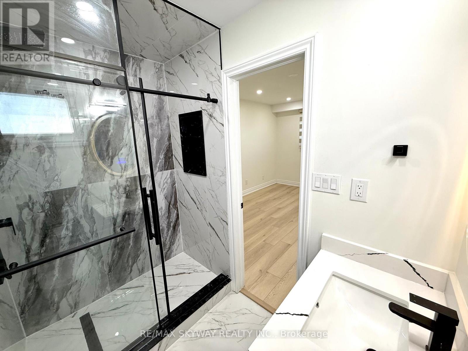 7461 Netherwood Road, Mississauga, Ontario  L4T 2N7 - Photo 26 - W12562516