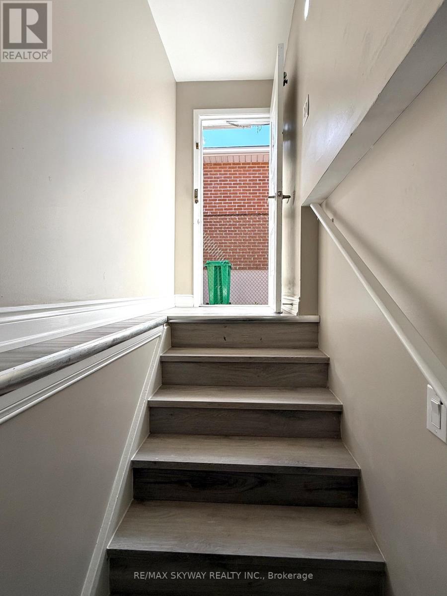 7461 Netherwood Road, Mississauga, Ontario  L4T 2N7 - Photo 27 - W12562516