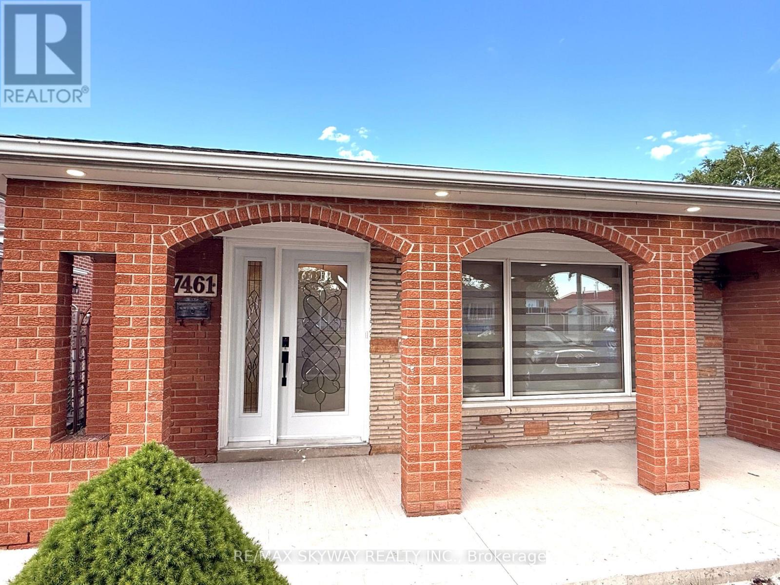 7461 Netherwood Road, Mississauga, Ontario  L4T 2N7 - Photo 3 - W12562516