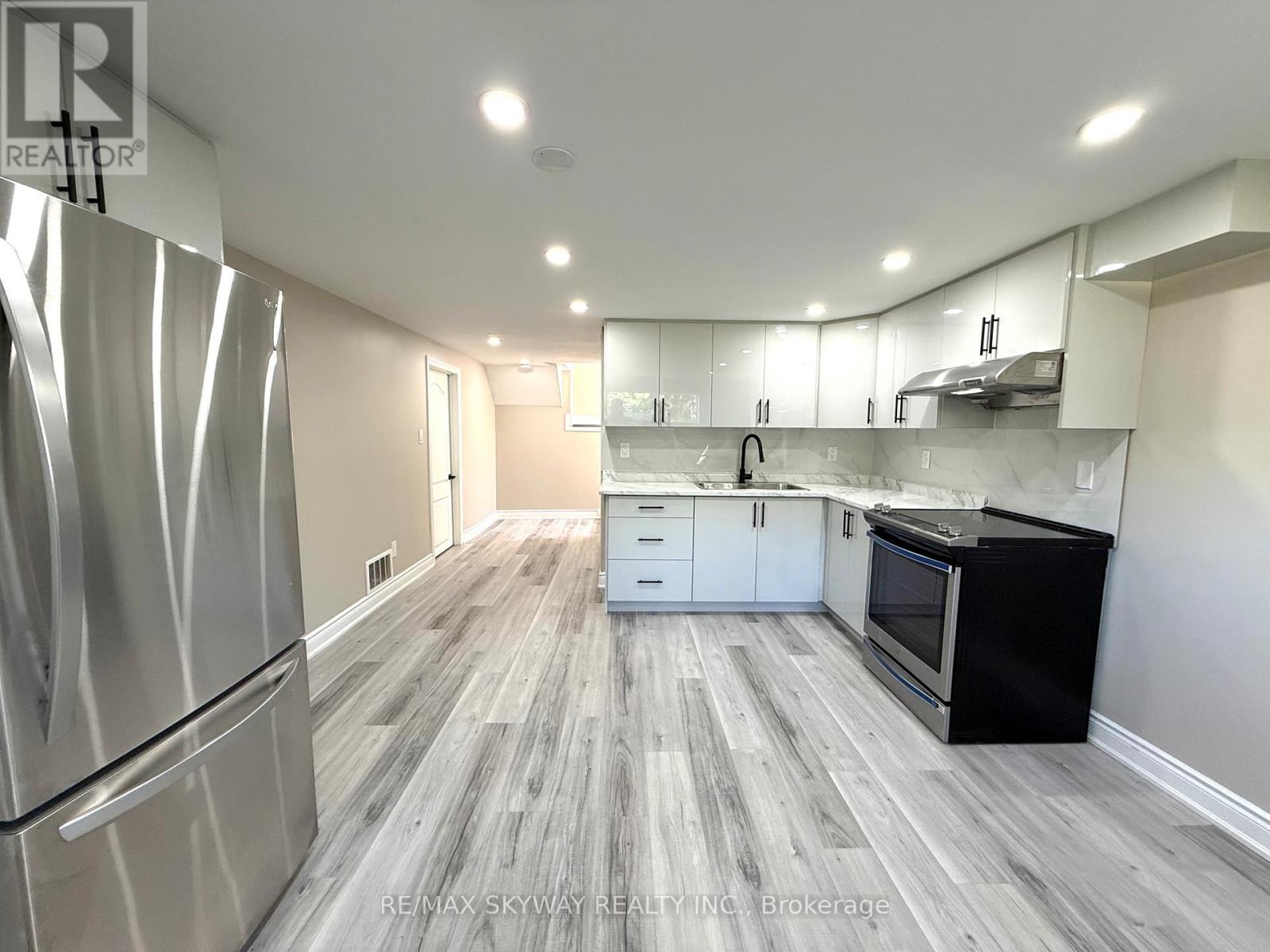 7461 Netherwood Road, Mississauga, Ontario  L4T 2N7 - Photo 33 - W12562516