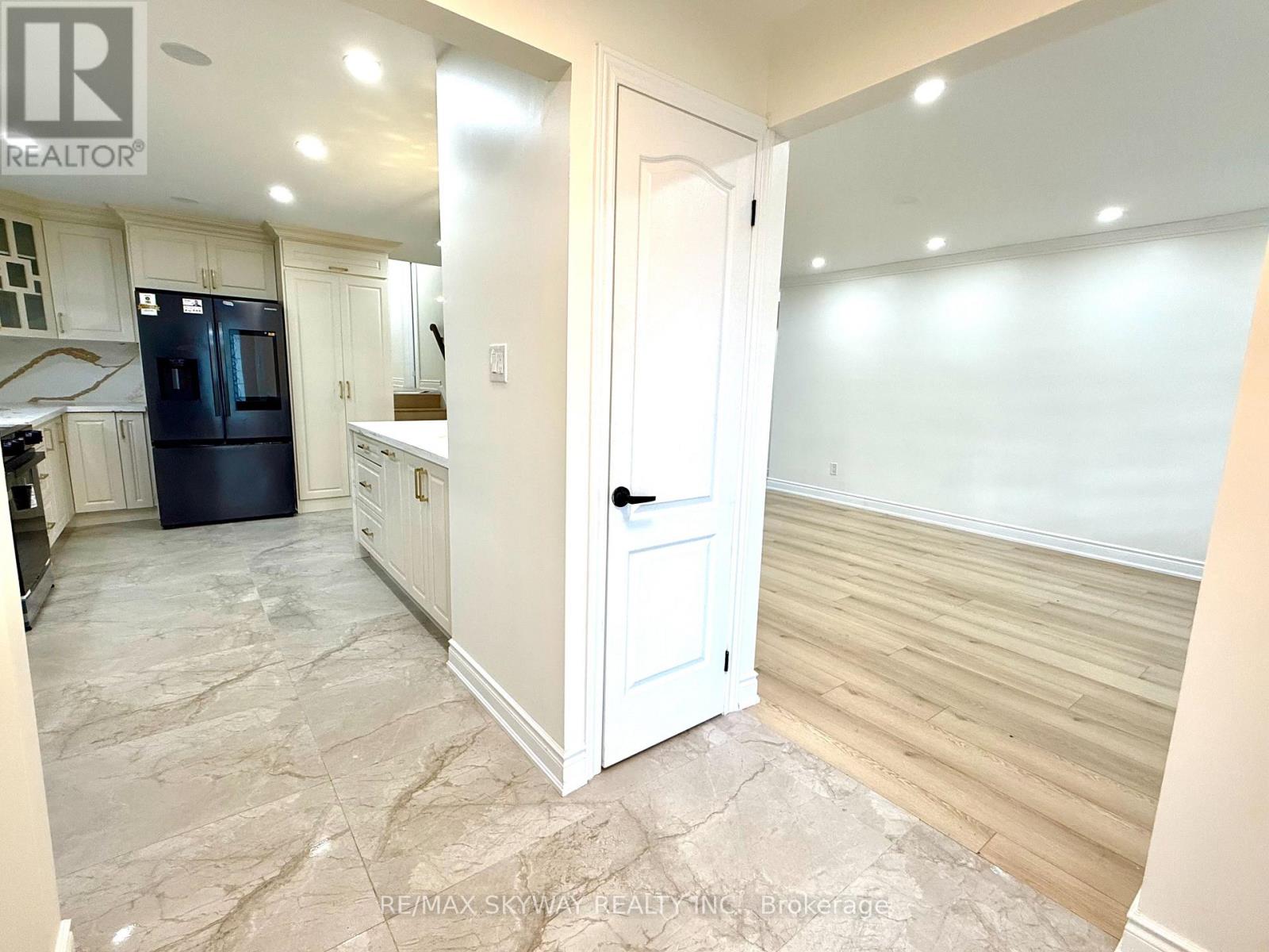 7461 Netherwood Road, Mississauga, Ontario  L4T 2N7 - Photo 5 - W12562516