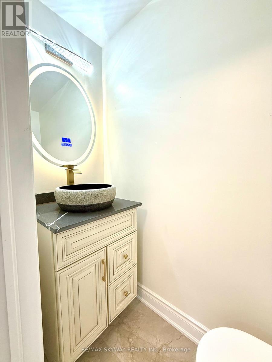 7461 Netherwood Road, Mississauga, Ontario  L4T 2N7 - Photo 6 - W12562516