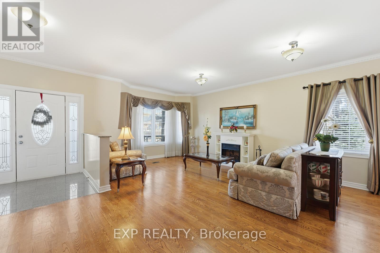 229 Dunraven Drive, Toronto, Ontario M6M 1H8 - Photo 6 - W12562550