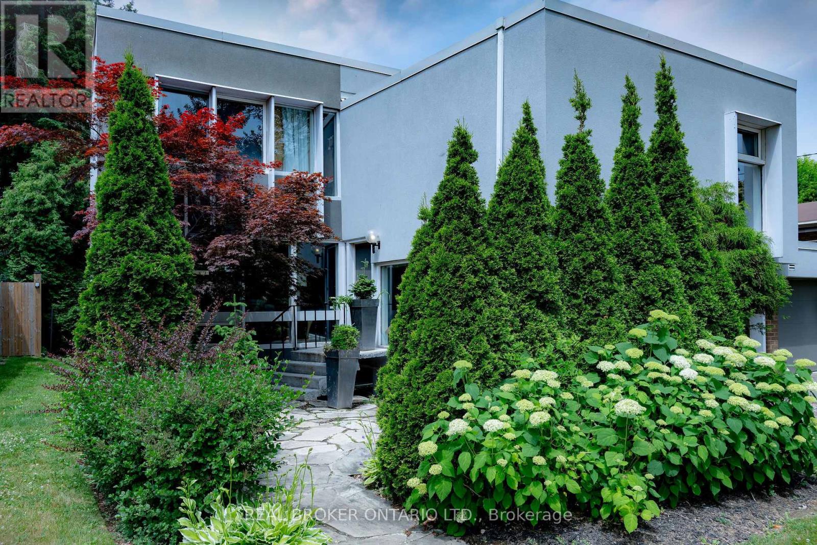 90 Winston Avenue, Hamilton, Ontario  L8S 2S6 - Photo 2 - X12382049