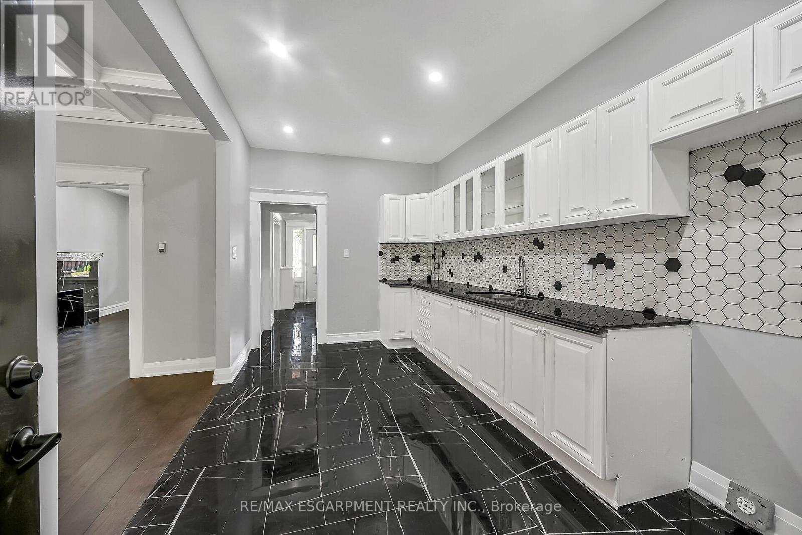 172 Sherman Avenue S, Hamilton, Ontario L8M 2P9 - Photo 15 - X12421064