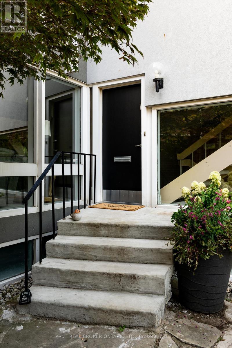 90 Winston Avenue, Hamilton, Ontario  L8S 2S6 - Photo 3 - X12382049