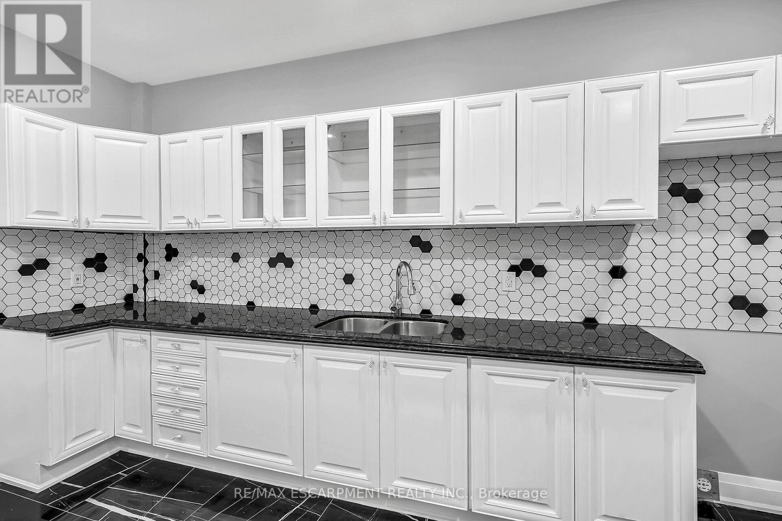 172 Sherman Avenue S, Hamilton, Ontario L8M 2P9 - Photo 16 - X12421064