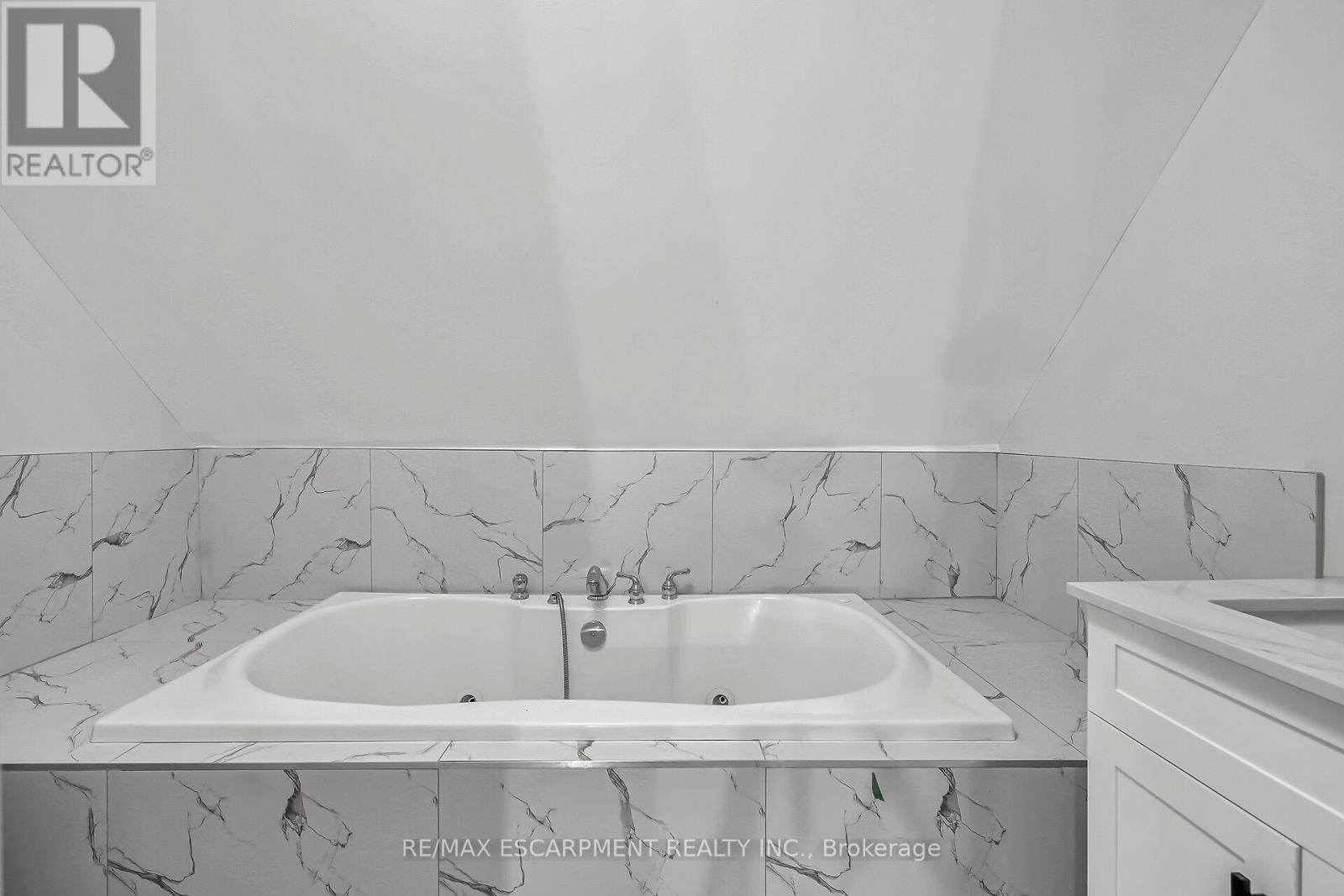 172 Sherman Avenue S, Hamilton, Ontario L8M 2P9 - Photo 31 - X12421064