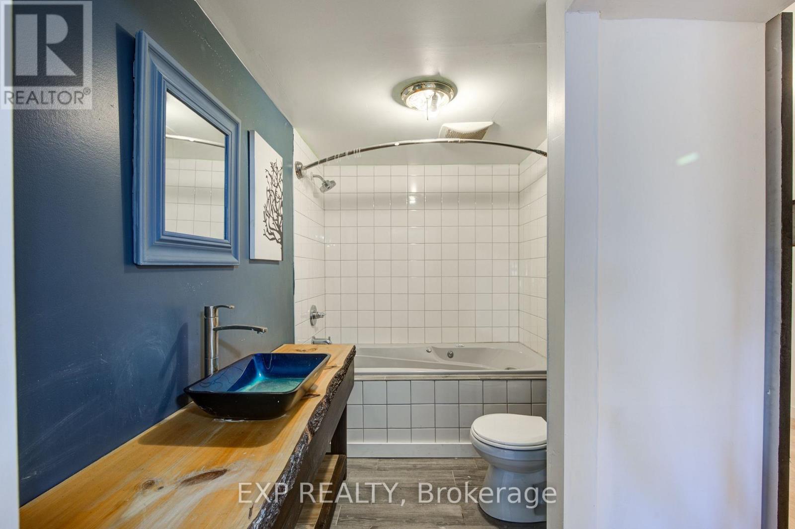 90 Tank Street, Petrolia, Ontario  N0N 1R0 - Photo 12 - X12562708