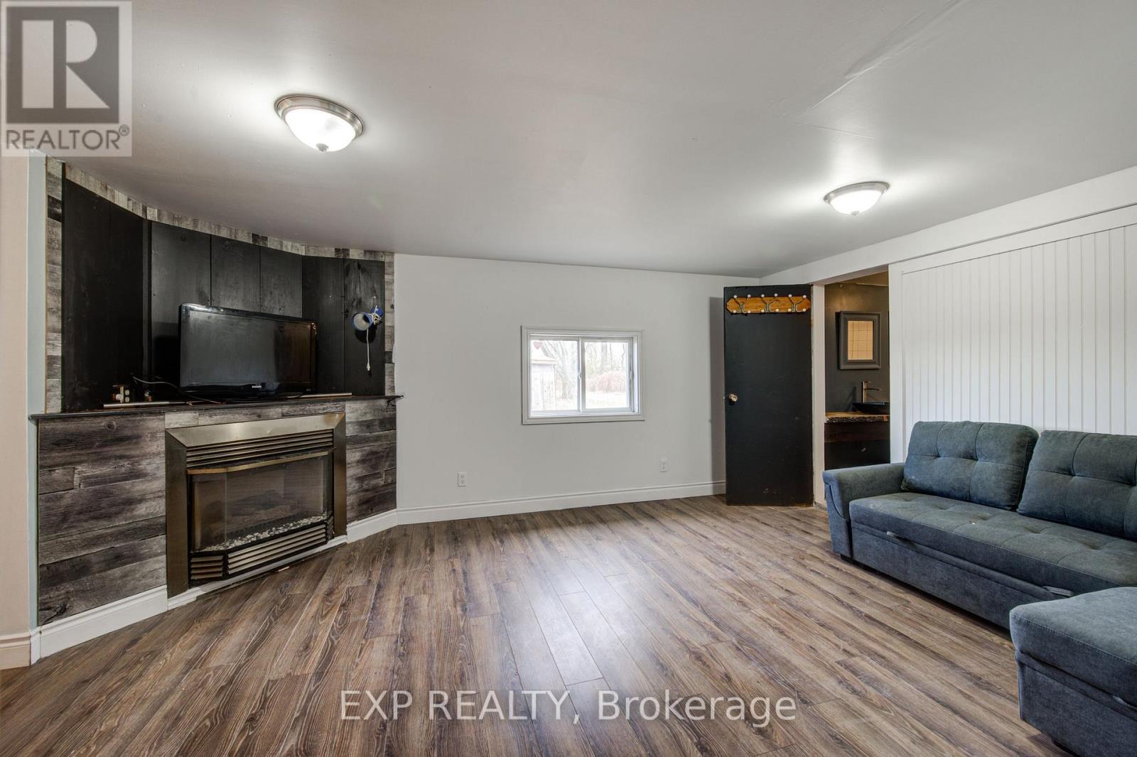 90 Tank Street, Petrolia, Ontario  N0N 1R0 - Photo 16 - X12562708