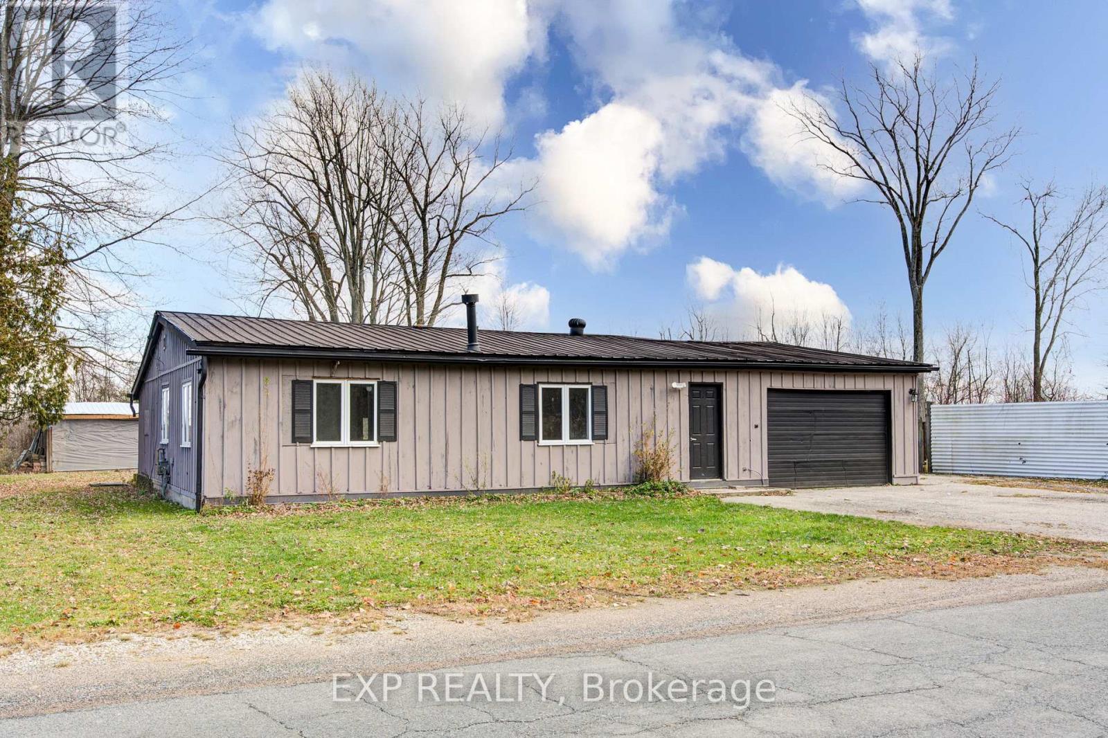 90 Tank Street, Petrolia, Ontario  N0N 1R0 - Photo 2 - X12562708