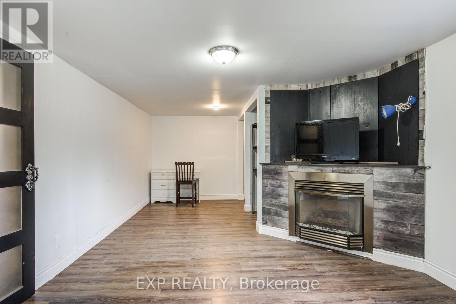 90 Tank Street, Petrolia, Ontario  N0N 1R0 - Photo 24 - X12562708