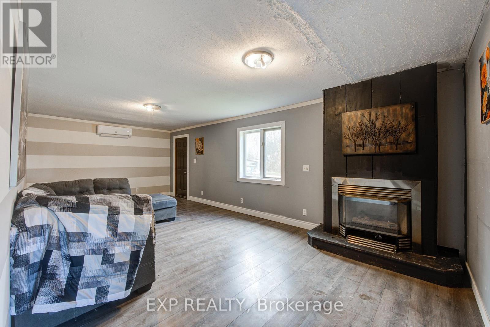 90 Tank Street, Petrolia, Ontario  N0N 1R0 - Photo 3 - X12562708