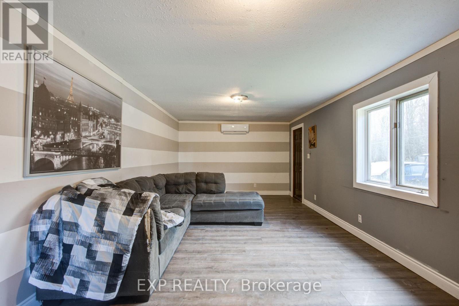 90 Tank Street, Petrolia, Ontario  N0N 1R0 - Photo 4 - X12562708