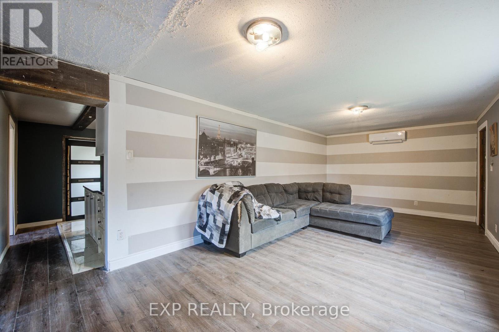 90 Tank Street, Petrolia, Ontario  N0N 1R0 - Photo 5 - X12562708