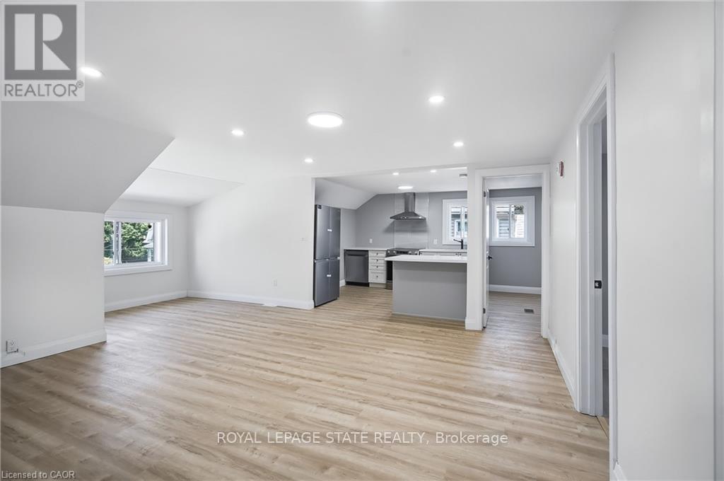 2 - 10 Comet Avenue, Hamilton, Ontario  L8H 7E5 - Photo 2 - X12562468