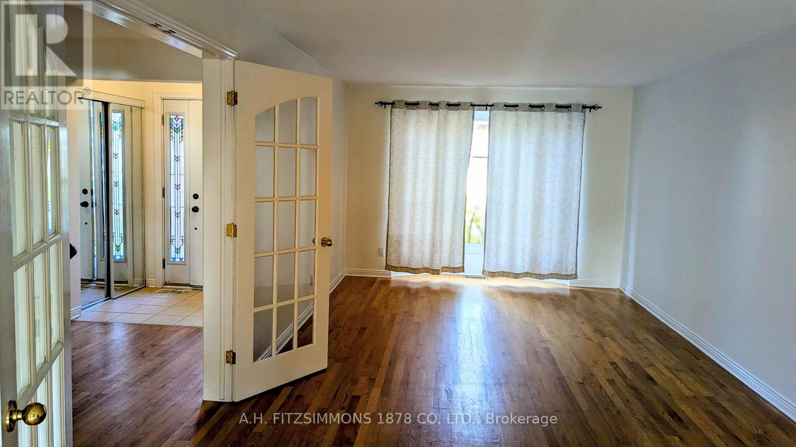 6 Pattermead Crescent, Ottawa, Ontario  K1V 0G2 - Photo 3 - X12562772