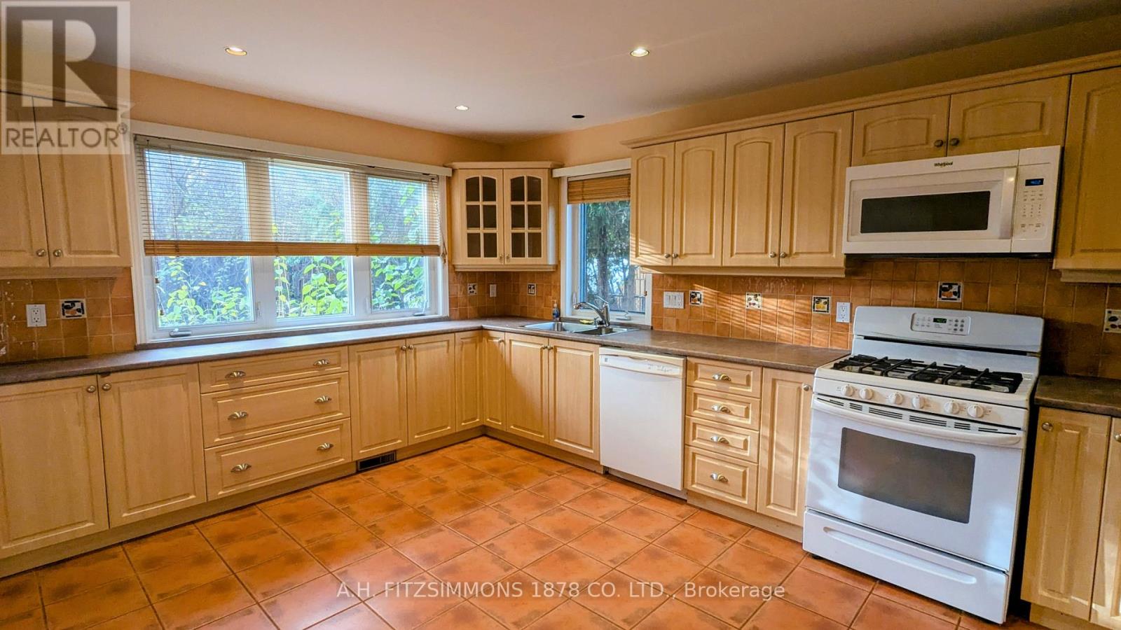 6 Pattermead Crescent, Ottawa, Ontario  K1V 0G2 - Photo 4 - X12562772