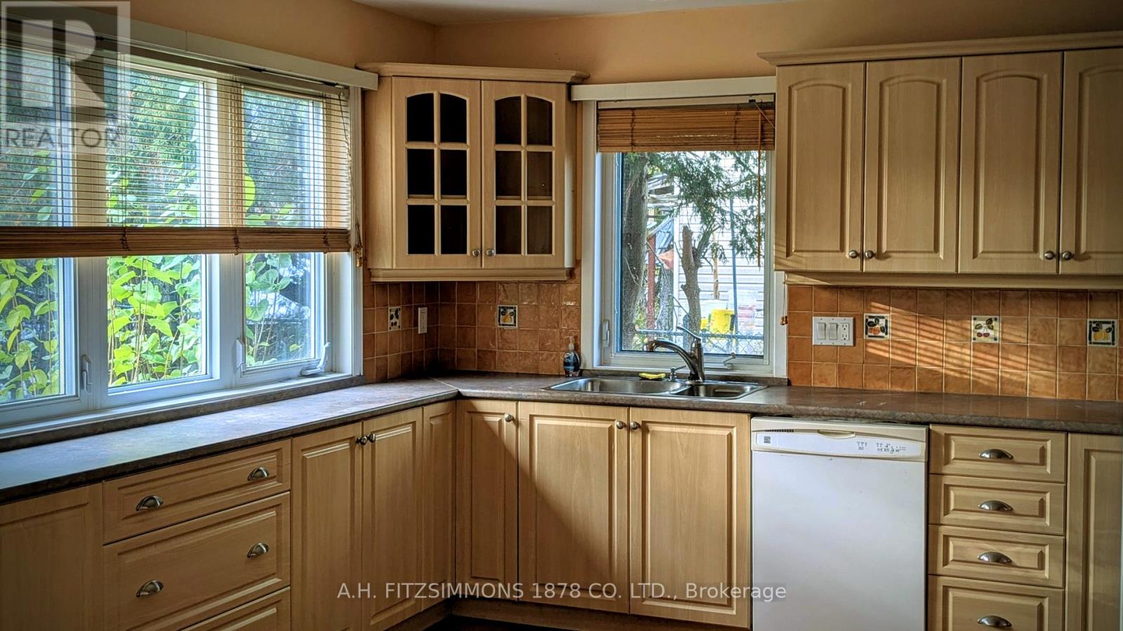 6 Pattermead Crescent, Ottawa, Ontario  K1V 0G2 - Photo 5 - X12562772