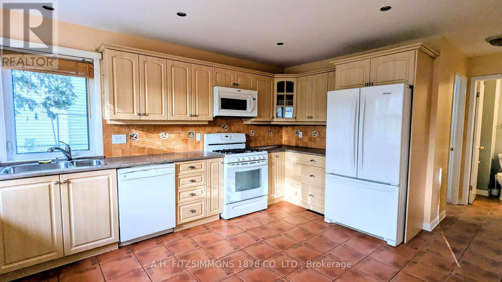 6 Pattermead Crescent, Ottawa, Ontario  K1V 0G2 - Photo 6 - X12562772