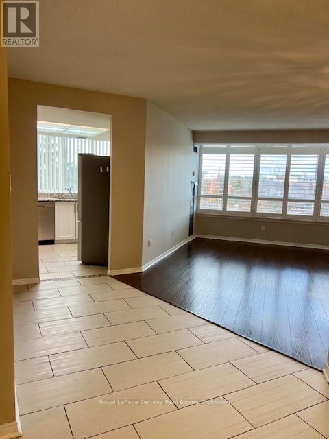 423 - 1001 Cedarglen Gate, Mississauga, Ontario  L5C 4R2 - Photo 4 - W12560878