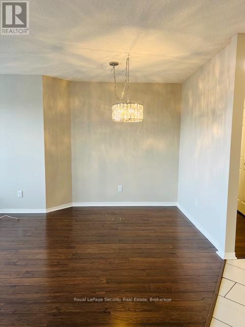 423 - 1001 Cedarglen Gate, Mississauga, Ontario  L5C 4R2 - Photo 6 - W12560878