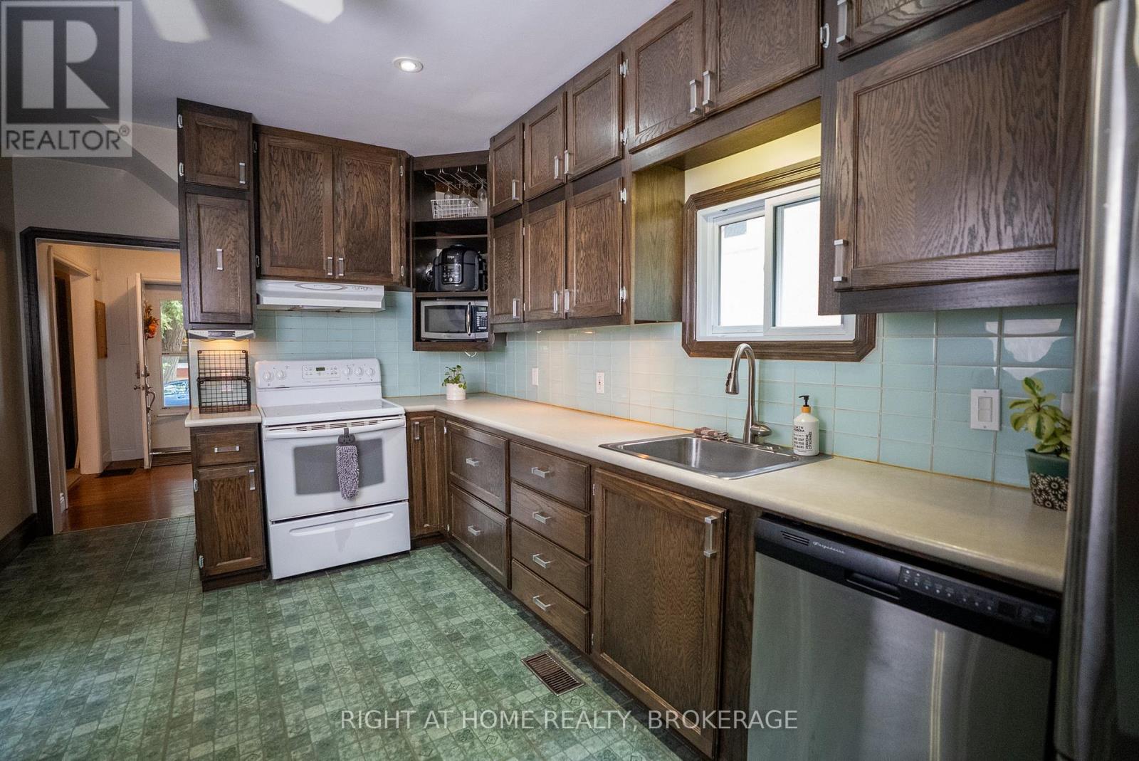 88 Chaplin Avenue, St. Catharines, Ontario  L2R 2E7 - Photo 11 - X12562656