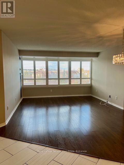 423 - 1001 Cedarglen Gate, Mississauga, Ontario  L5C 4R2 - Photo 5 - W12560878