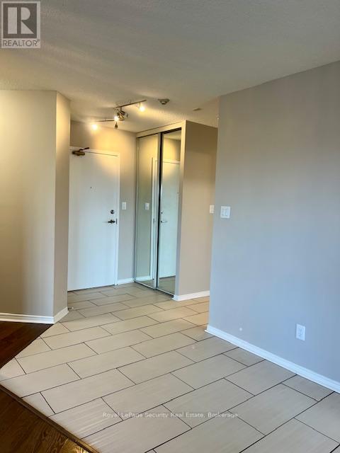 423 - 1001 Cedarglen Gate, Mississauga, Ontario  L5C 4R2 - Photo 3 - W12560878