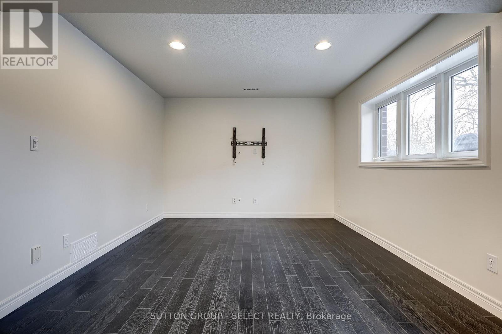 Photo 17 of 41 for 21 Alderwood Court