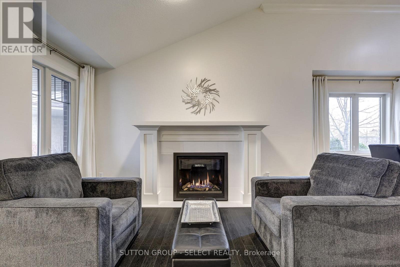 Photo 3 of 41 for 21 Alderwood Court