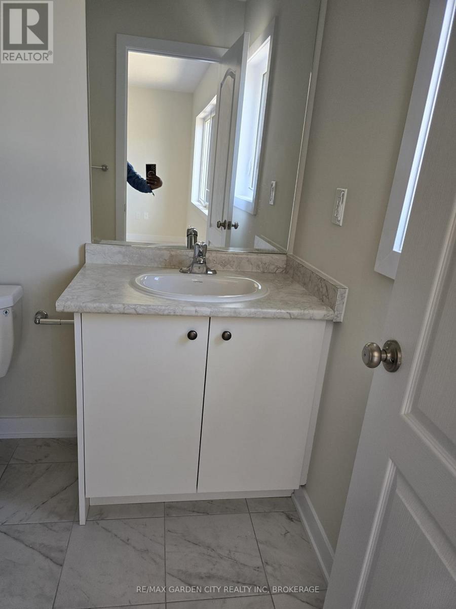 73 Keelson Street, Welland, Ontario  L2B 0M4 - Photo 13 - X12390907