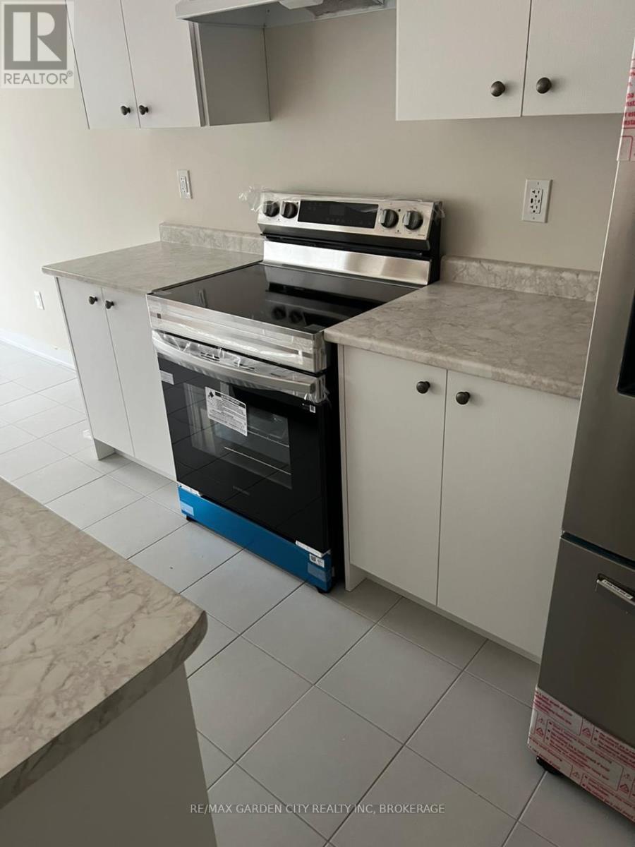 73 Keelson Street, Welland, Ontario  L2B 0M4 - Photo 4 - X12390907