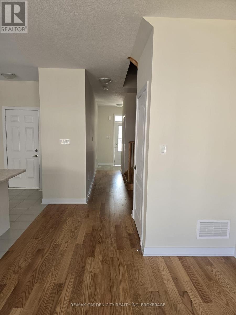 73 Keelson Street, Welland, Ontario  L2B 0M4 - Photo 5 - X12390907