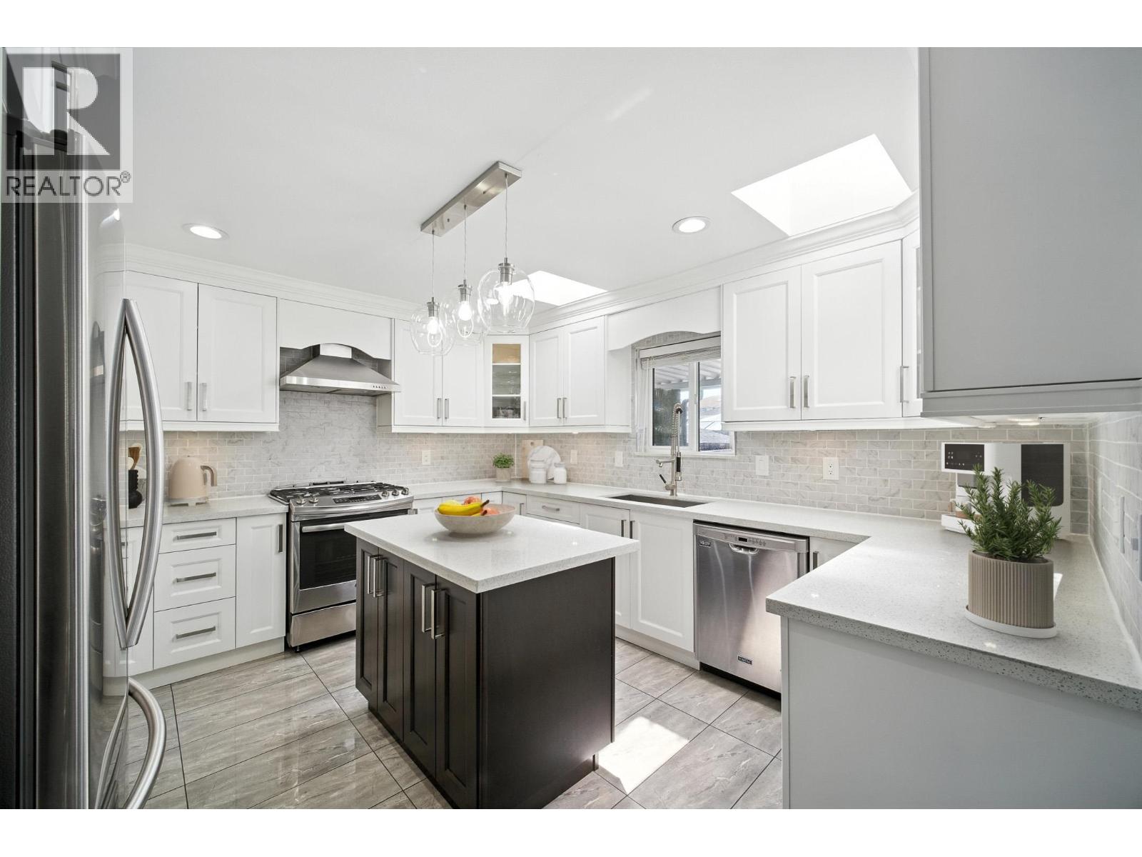 7563 1st Street, Burnaby, British Columbia  V3N 3T3 - Photo 5 - R3068513