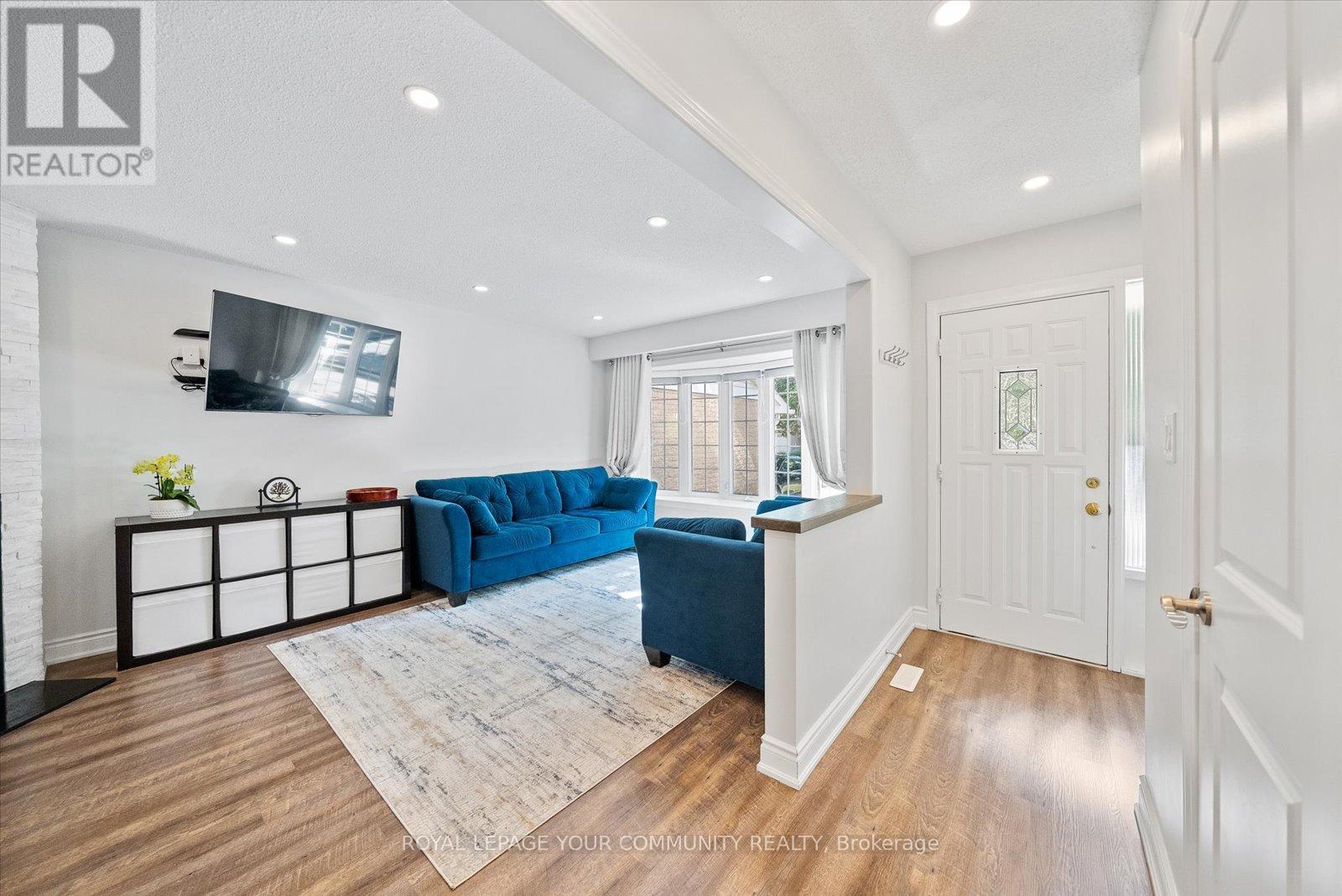 20 Sandusky Crescent, Aurora, Ontario  L4G 3N4 - Photo 3 - N12562582