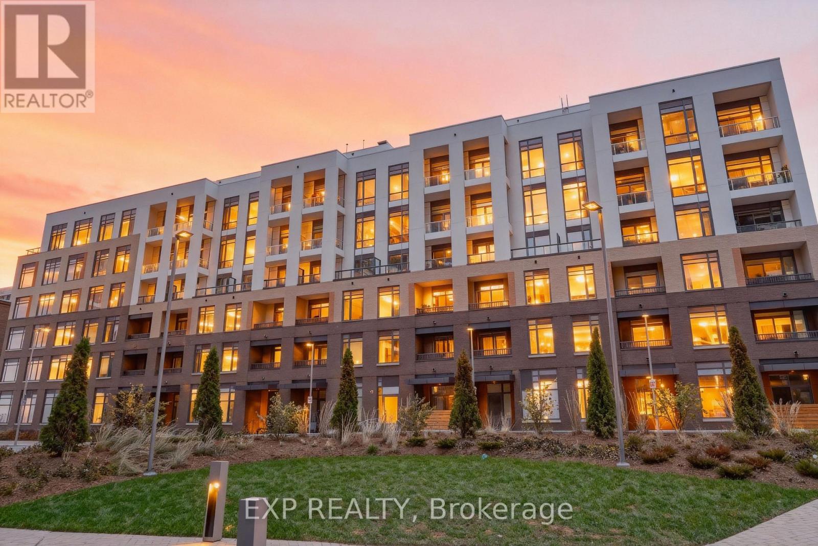 D328 - 8 BEVERLEY GLEN BOULEVARD, Vaughan, Ontario