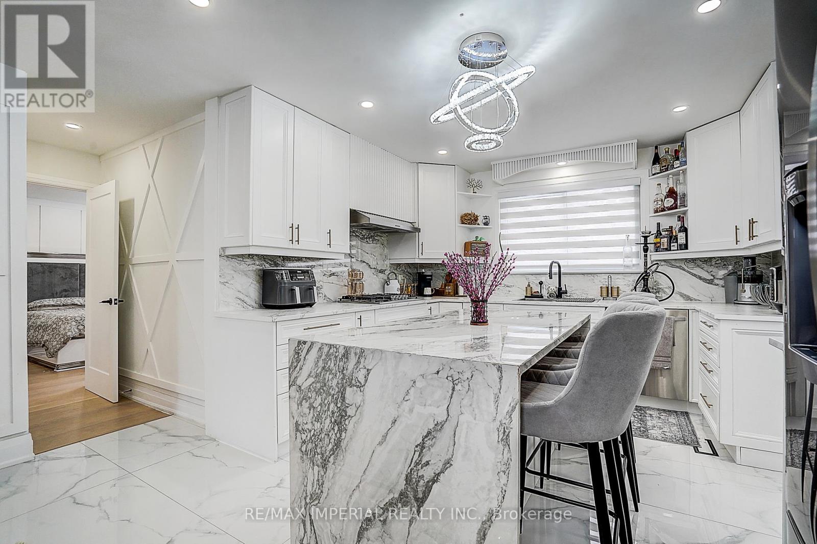 332 Dixon Boulevard, Newmarket, Ontario  L3Y 4V6 - Photo 16 - N12562774