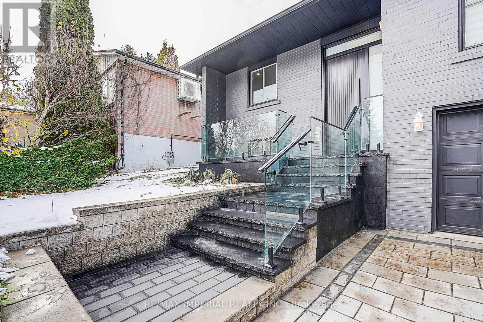 332 Dixon Boulevard, Newmarket, Ontario  L3Y 4V6 - Photo 2 - N12562774