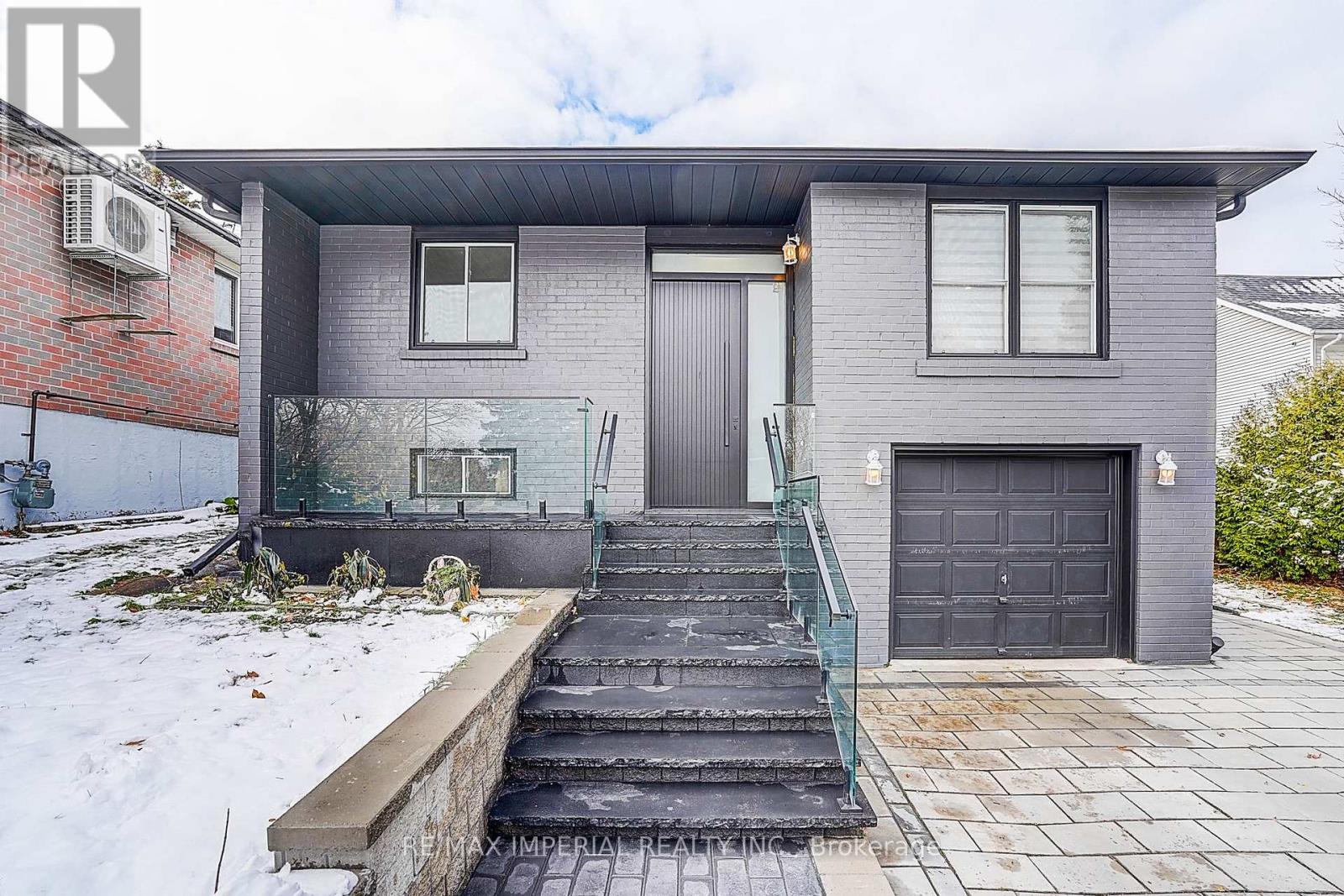 332 Dixon Boulevard, Newmarket, Ontario  L3Y 4V6 - Photo 3 - N12562774